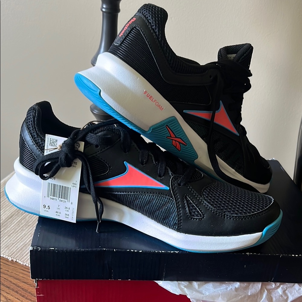 New inbox Reebok advanced trainette happy women’s size 9 1/2 running shoes.